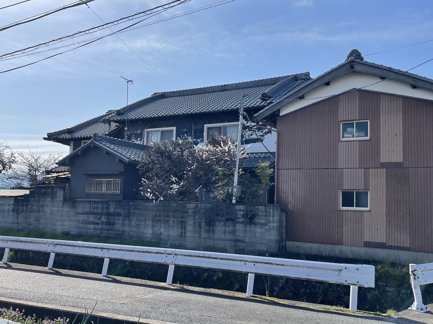 経年劣化により剝がれてしまった漆喰壁を美しく改修工事