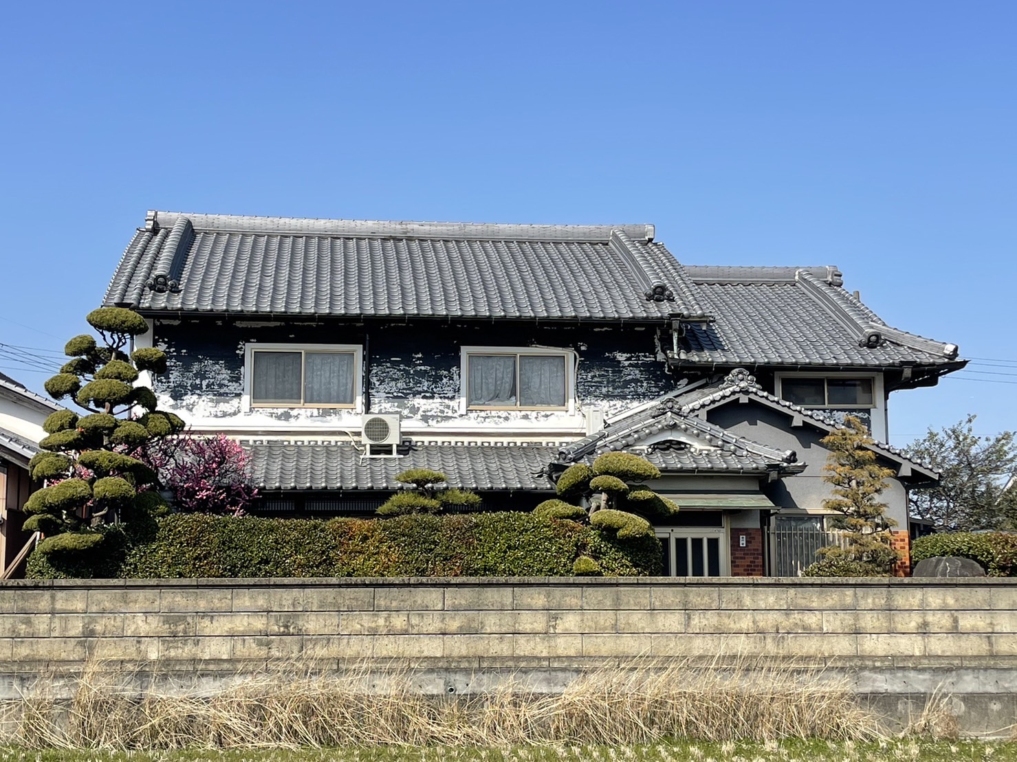 経年劣化により剝がれてしまった漆喰壁を美しく改修工事