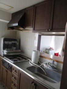 狭くて閉鎖的な印象から明るく開放感あるキッチンへ