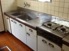 お手入れしやすいレンジフード・白を基調としたキッチン