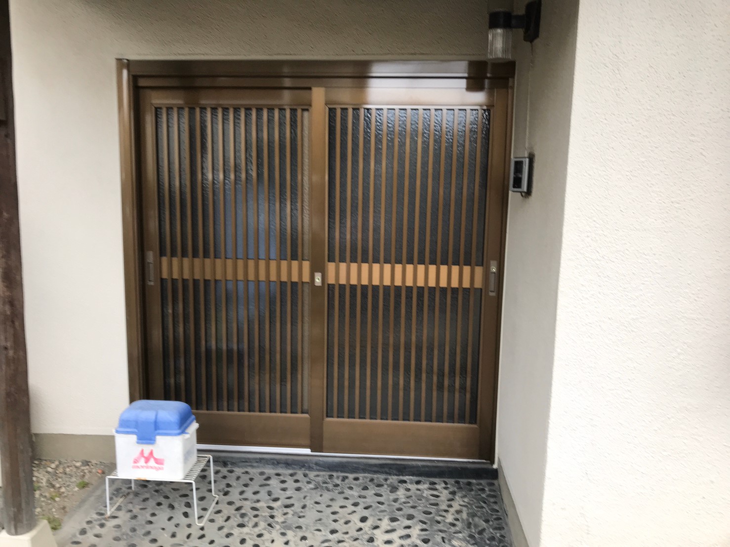 古風な木製玄関引戸からアルミ製に