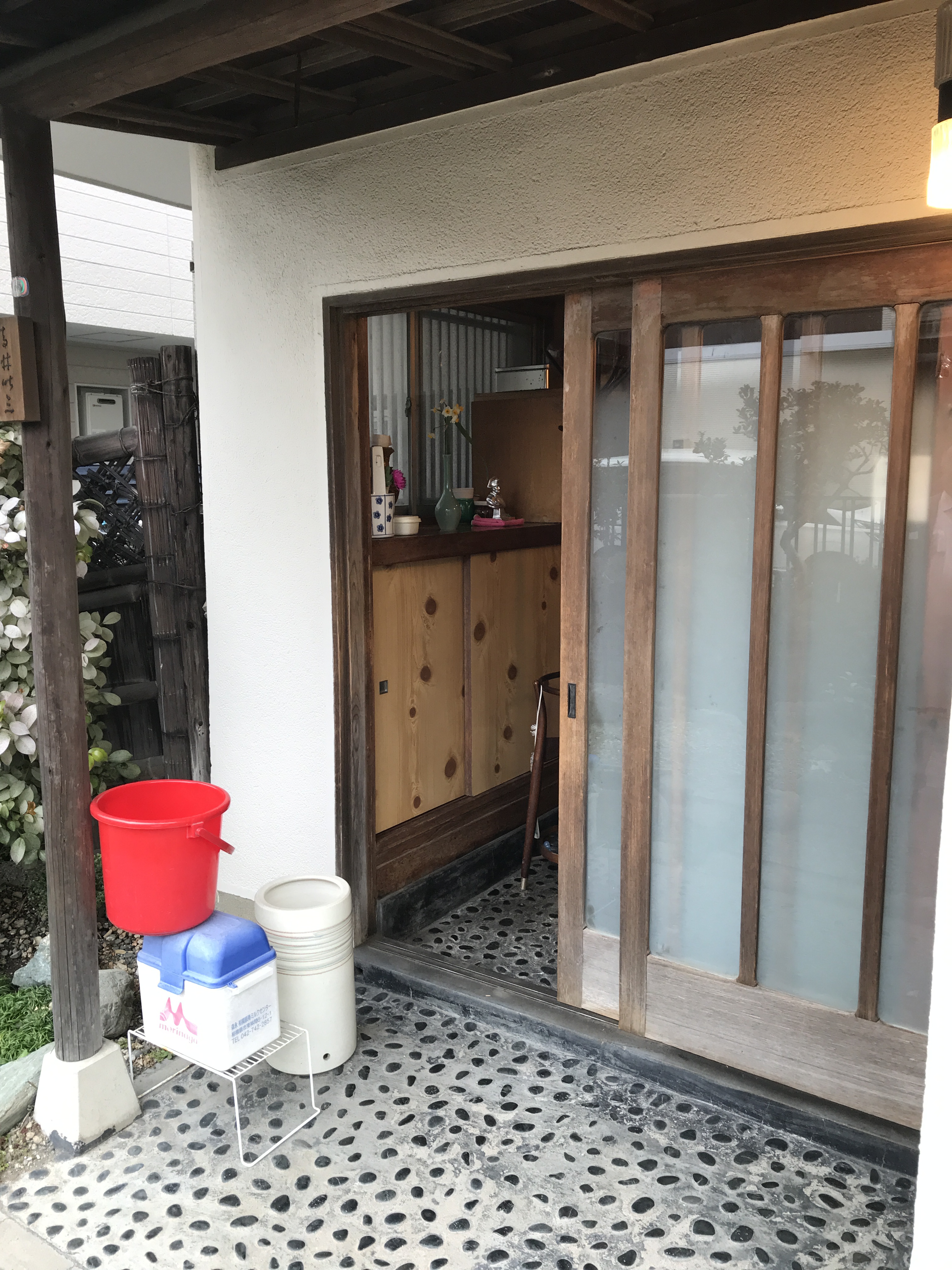 古風な木製玄関引戸からアルミ製に
