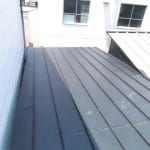片流れの屋根同士を合わせ切妻屋根に施工