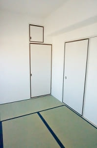 間仕切り壁に採光窓を設けて部屋を明るく