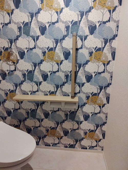 トイレ手すり取付けとアクセントクロスで安心でお洒落に。