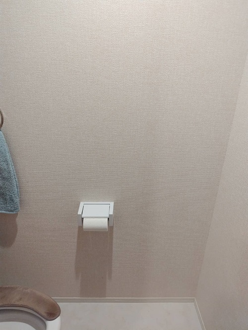 トイレ手すり取付けとアクセントクロスで安心でお洒落に。