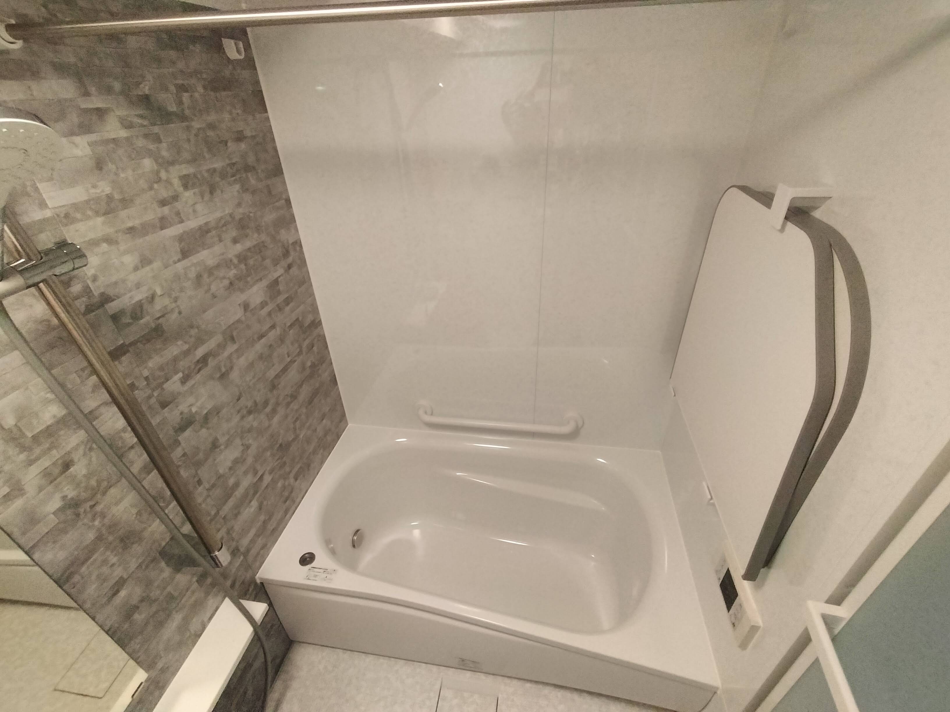 手摺兼用スライドバー、手摺、ふろ蓋とフック、またぐのが楽なアームレスト付き浴槽