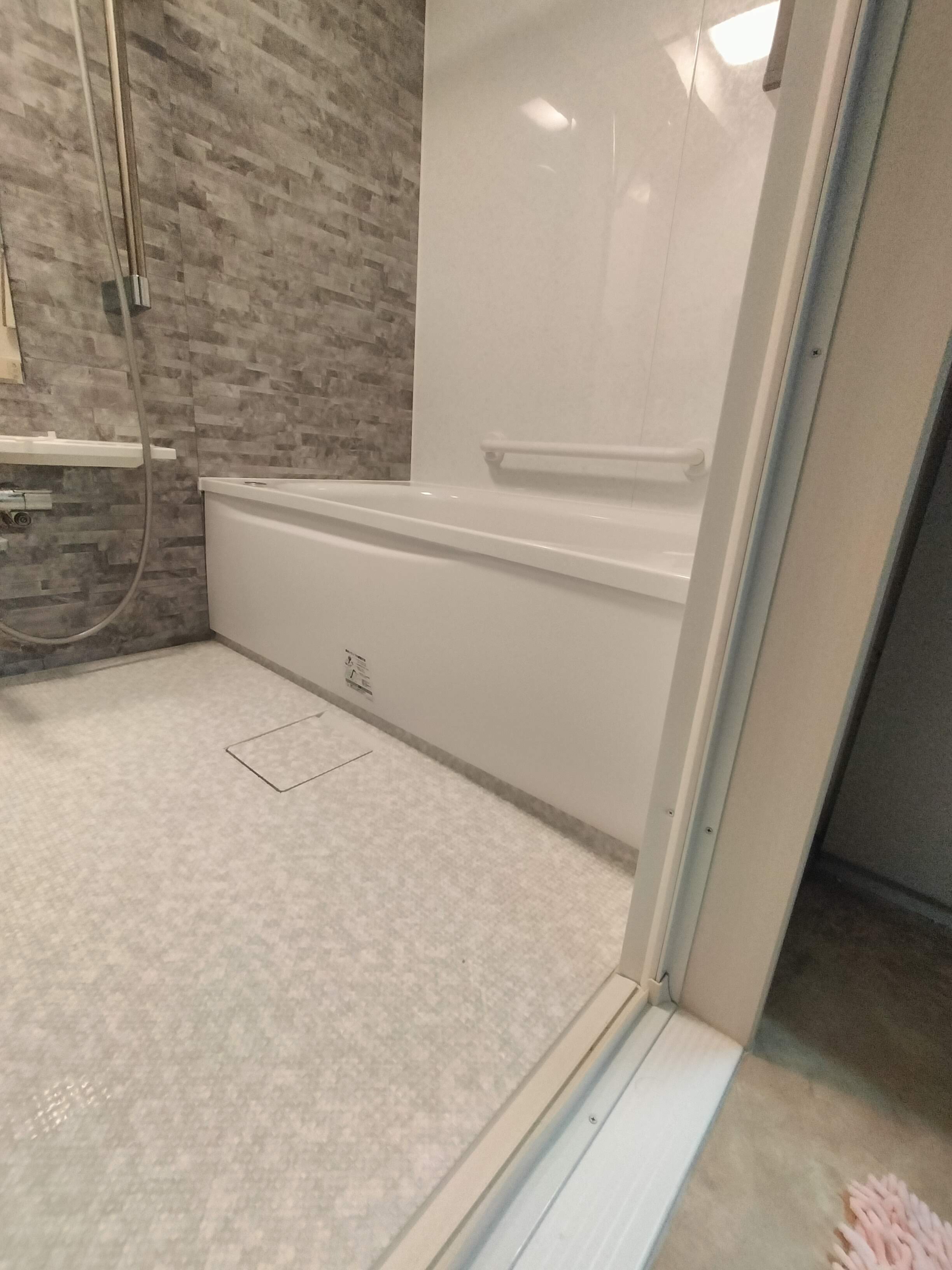 段差のない入口、柔らかく冷っとしない乾きの早い床