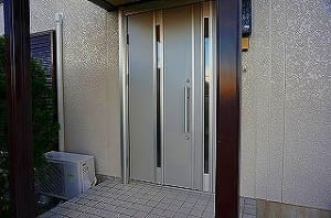塗装が剥げている玄関ドアを取り換え