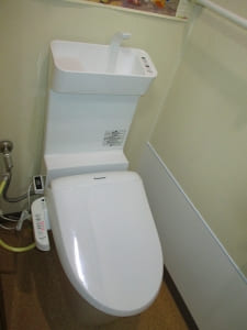剥がれてきたトイレのボードの下壁をきれいに補修