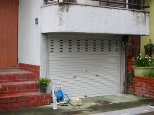駐車場兼倉庫にオーバースライダー式シャッター