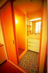 駐車場スペースを民宿として使える部屋に