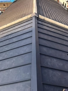 穴が空いていた屋根を軽量瓦に葺き替え