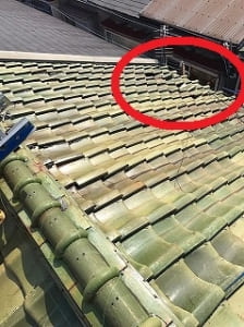 穴が空いていた屋根を軽量瓦に葺き替え