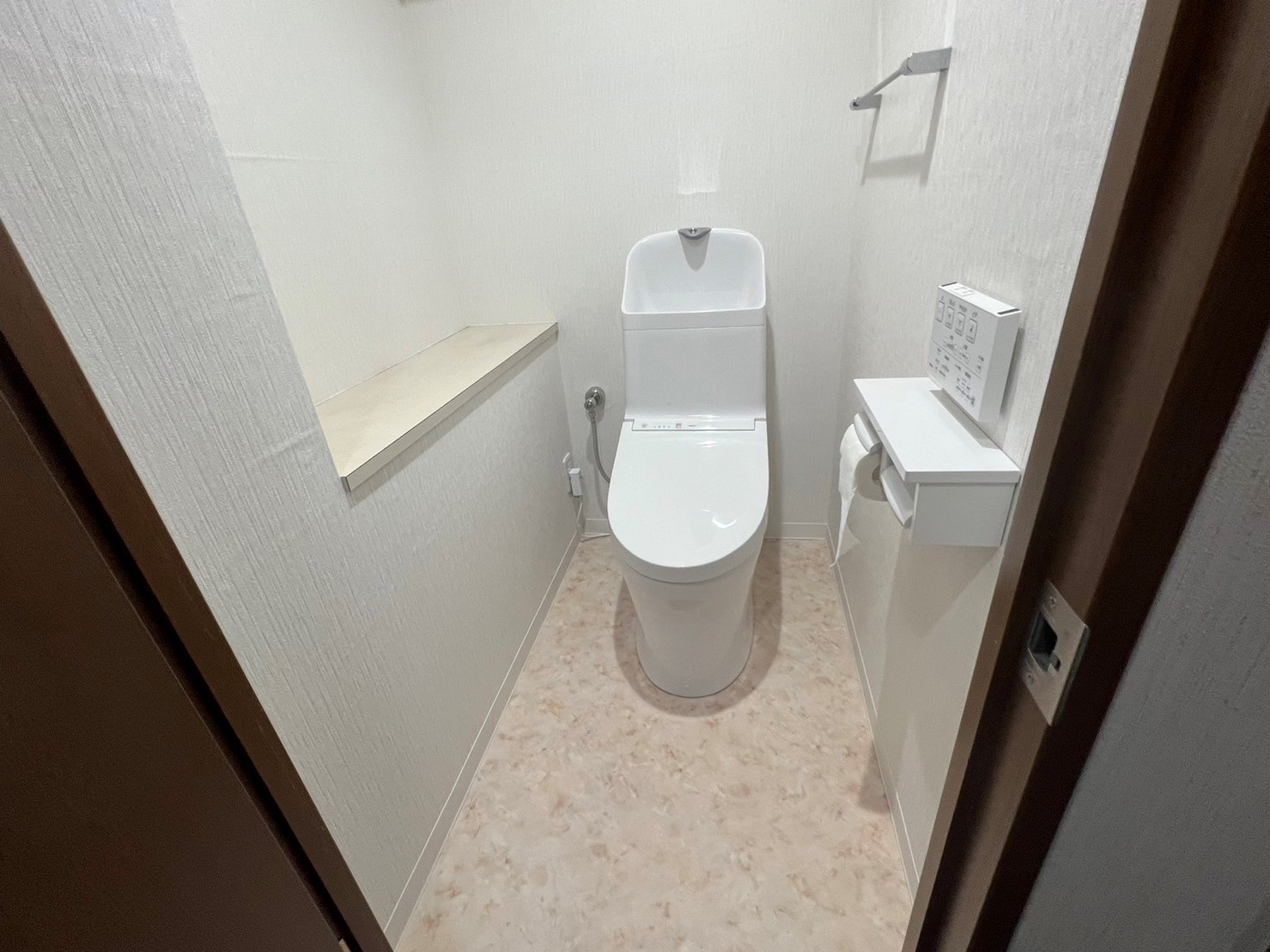 白さで明るさを増したトイレと洗面所