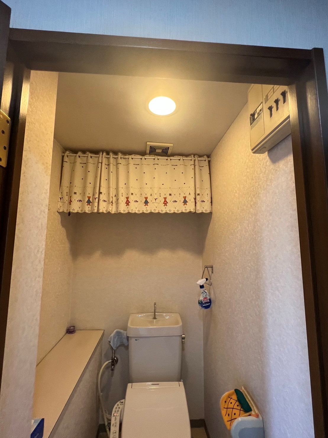 白さで明るさを増したトイレと洗面所