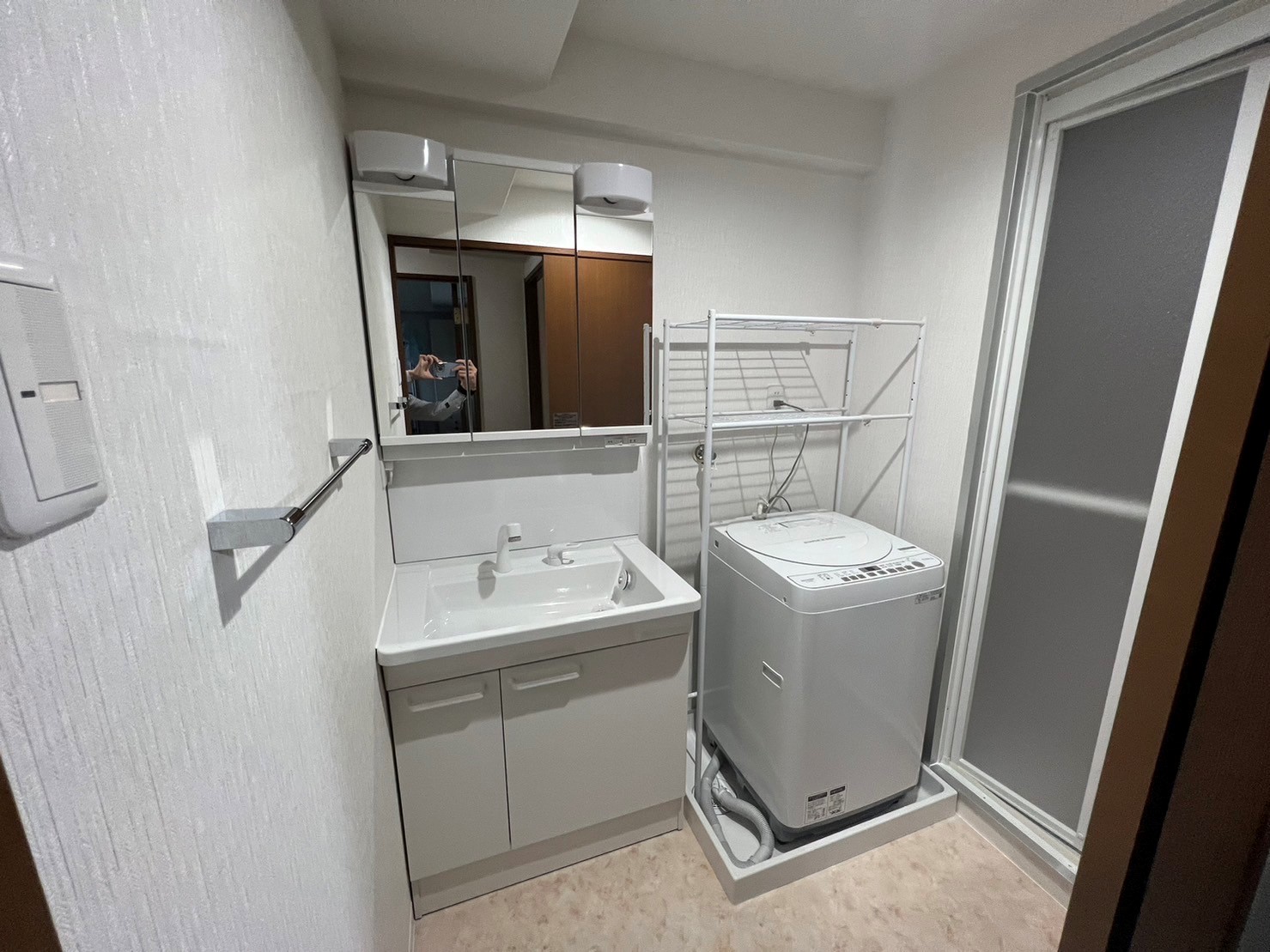 白さで明るさを増したトイレと洗面所