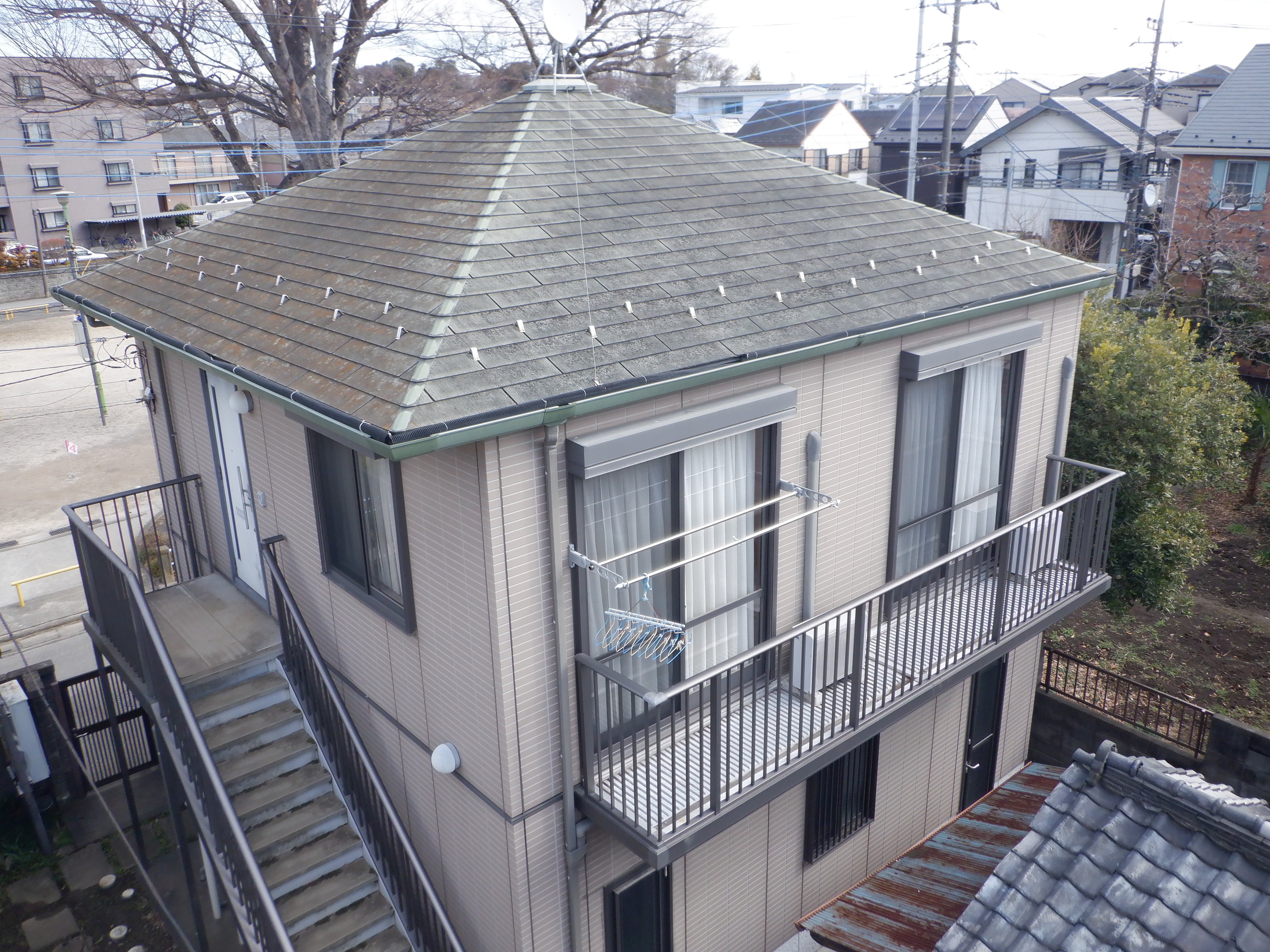築２０年　屋根はカバー工法でリニューアルし外壁や階段などの鉄部、付帯箇所を塗装