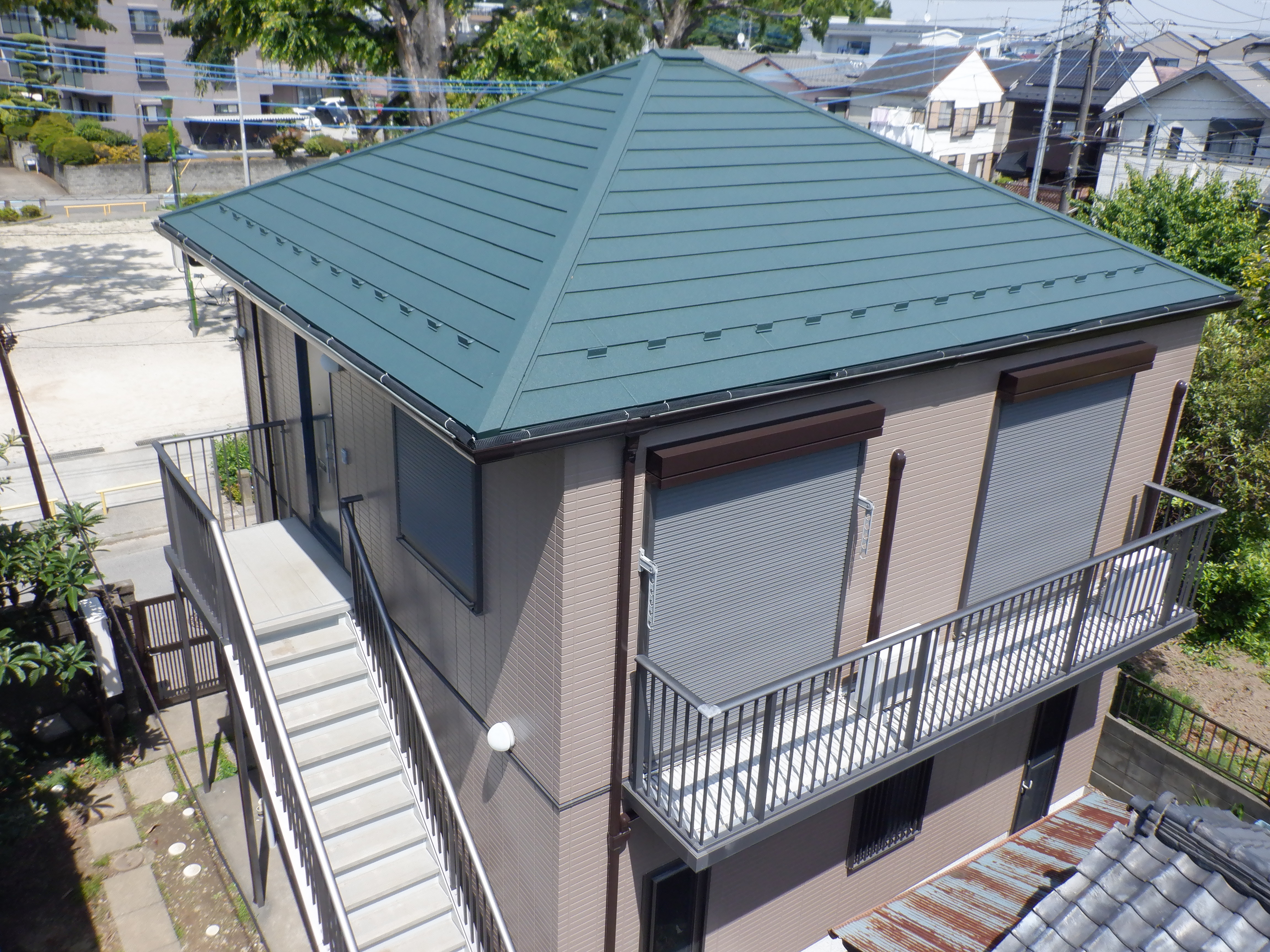 屋根はアイジー工業　スーパーガルテクトでカバー工法、外壁は超高耐久なフッ素塗料で保護していきます。