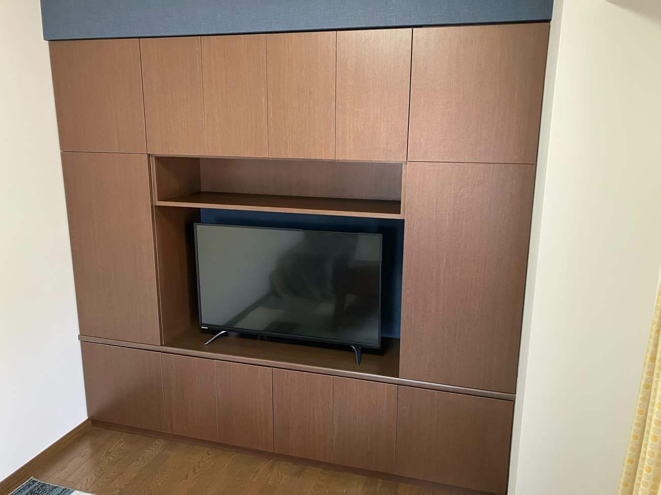造作壁面収納で生活感をなくし、モダンな住まいに。