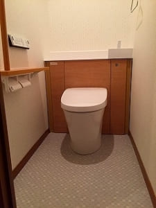 収納スペース設置でトイレの背面をスッキリ