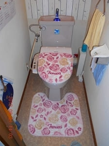 収納スペース設置でトイレの背面をスッキリ