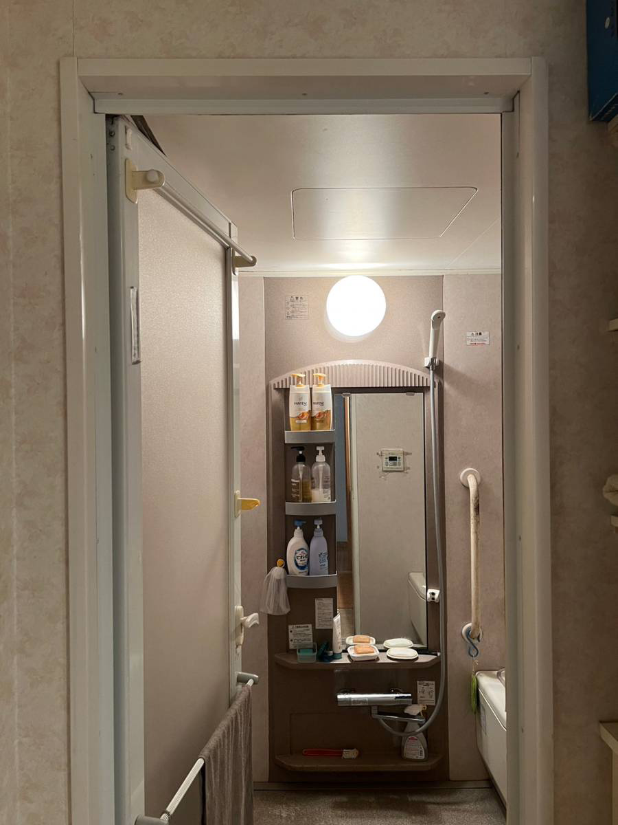 木目調の壁＆ダウンライトで落ち着いた空間に