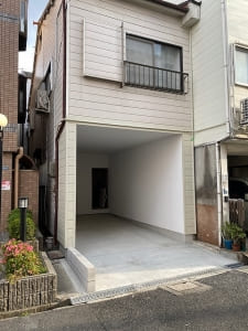 購入した隣家と現住まいを繋ぎ・駐車場を確保