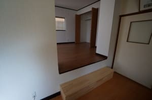 購入した隣家と現住まいを繋ぎ・駐車場を確保