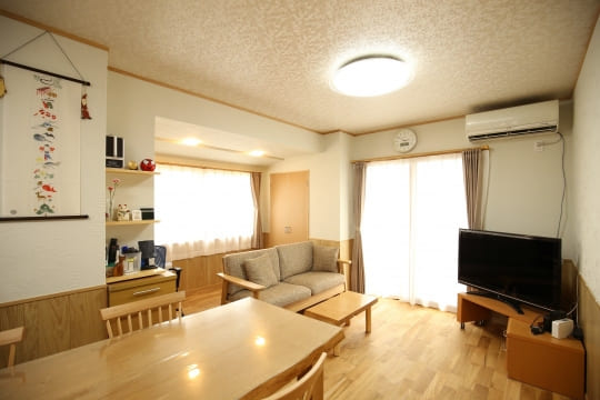 散らかった部屋をすっきり片付けくつろげる空間へ