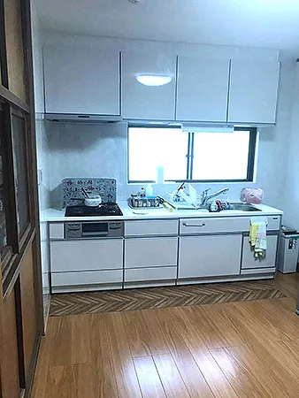 白基調の明るいキッチンに