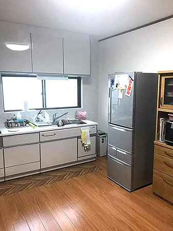 白基調の明るいキッチンに