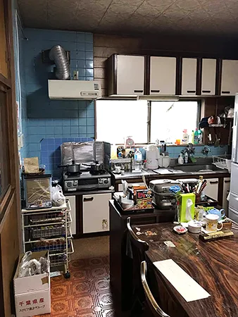 白基調の明るいキッチンに