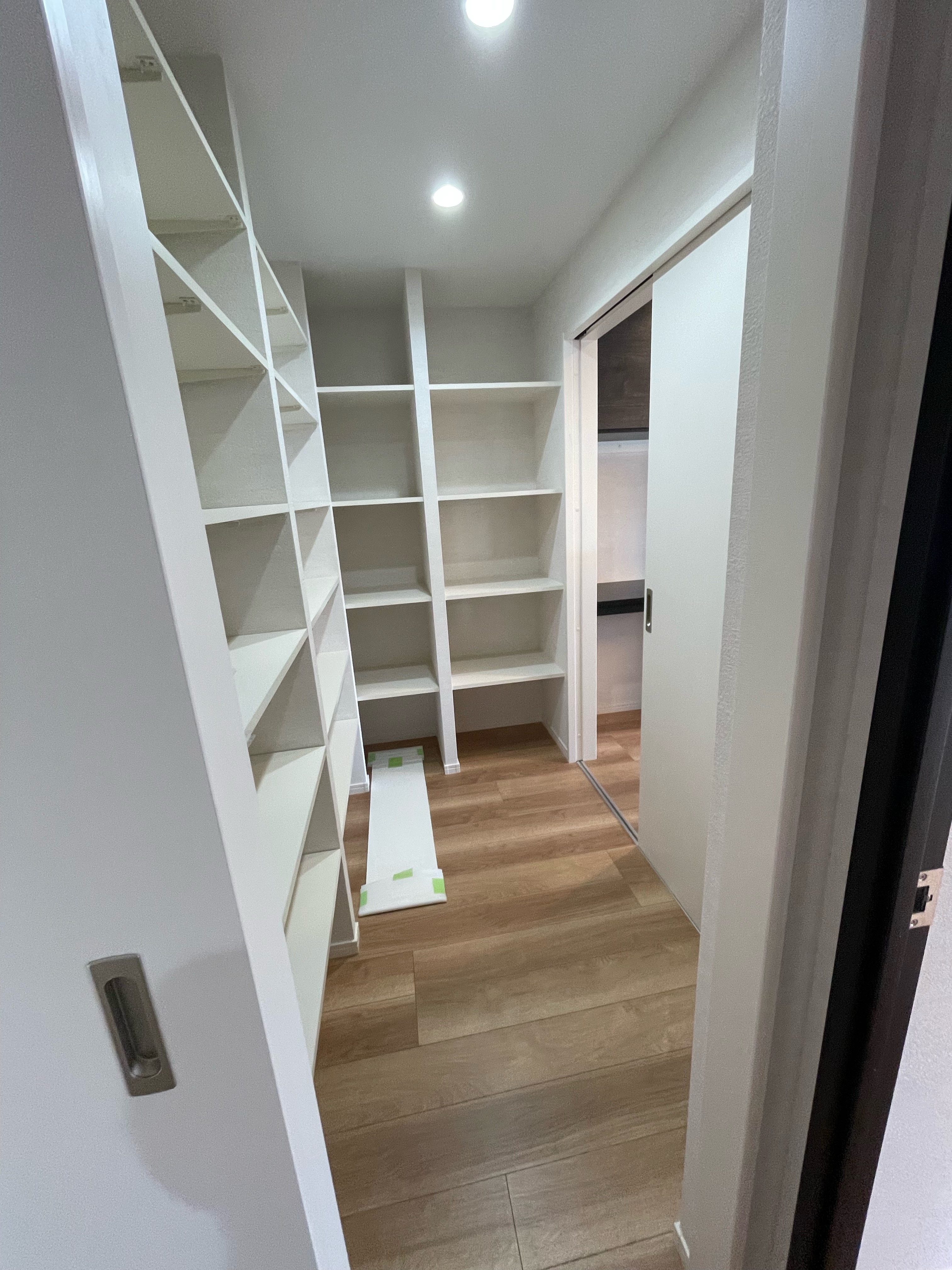 新設キッチン横には大空間のパントリーを作りました