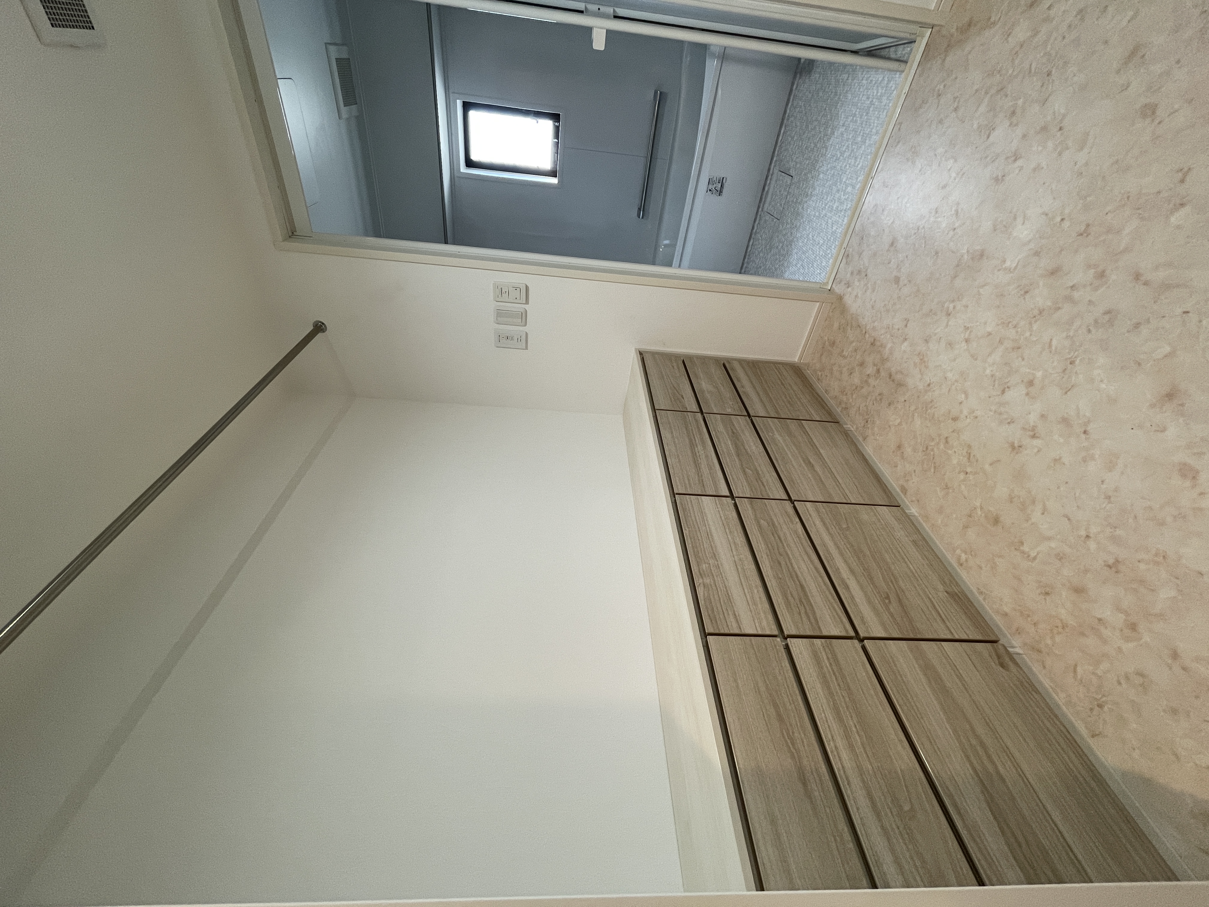 洗面所内の脱衣所に引き出し収納を新設しました