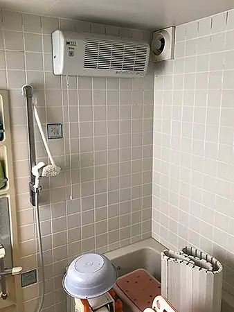 暖色のアクセントパネルで暖かい雰囲気の浴室