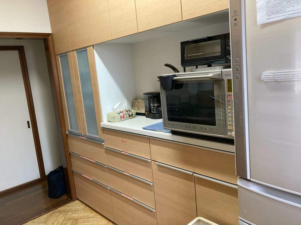 キッチンの収納スペースを背面に確保