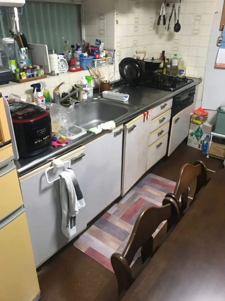 青を基調とした落ち着いた雰囲気のキッチン