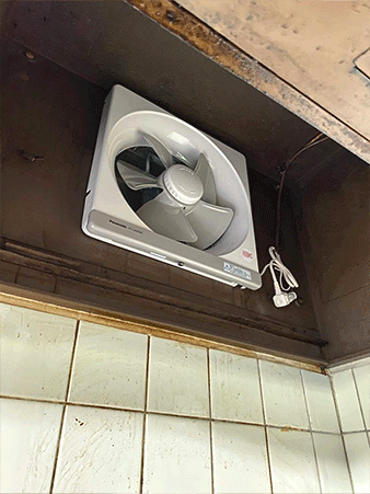 壊れている開き戸・一部欠けた換気扇を補修