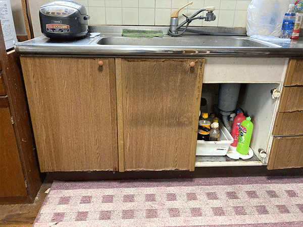 壊れている開き戸・一部欠けた換気扇を補修
