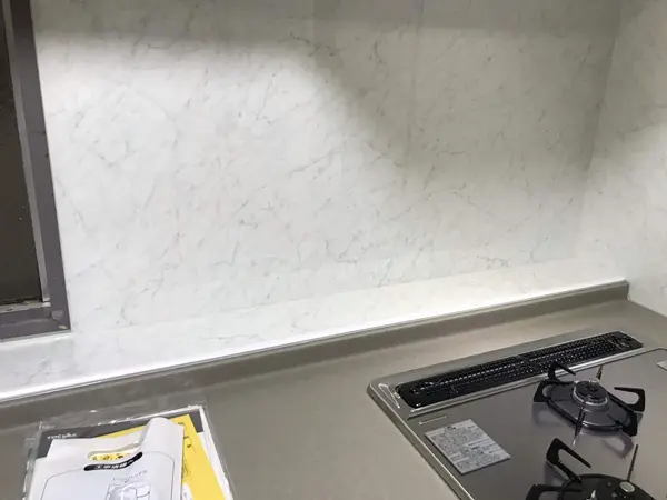 キッチン交換に伴い床・壁・天井も張り替えで明るく