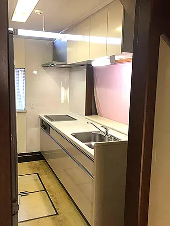 水漏れを解消・白を基調とした明るいキッチン