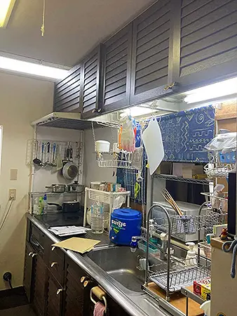 水漏れを解消・白を基調とした明るいキッチン