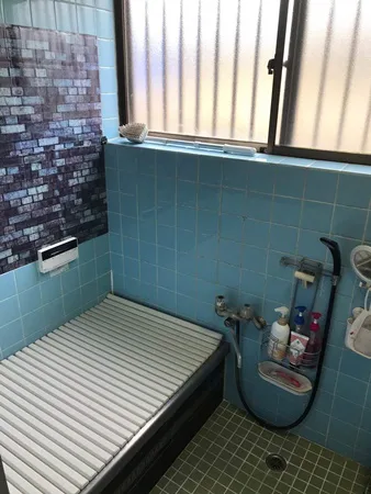 組石柄の壁でオシャレな浴室を演出