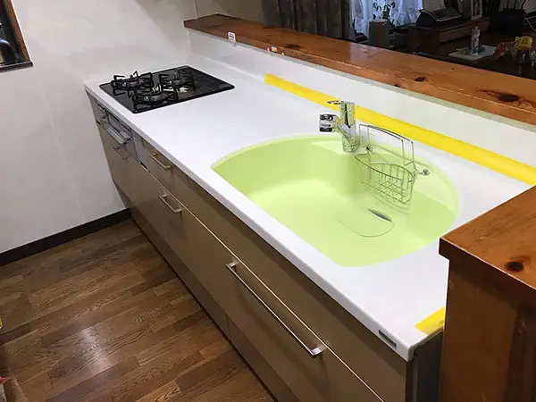 シンクのグリーンが映える明るいキッチン