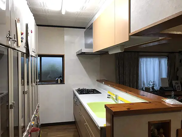 シンクのグリーンが映える明るいキッチン