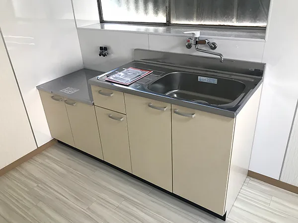 抜け落ちそうなキッチン床を上貼りで費用を軽減