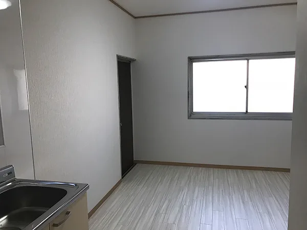 抜け落ちそうなキッチン床を上貼りで費用を軽減
