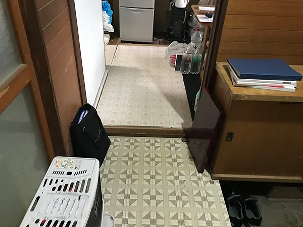抜け落ちそうなキッチン床を上貼りで費用を軽減