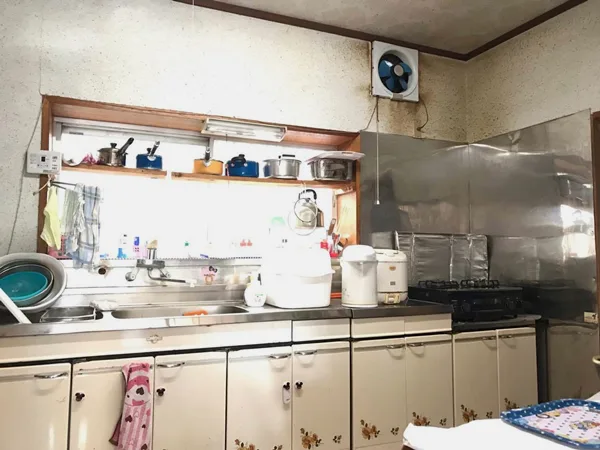 窓周り含め壁をキッチンパネル施工で掃除をしやすく